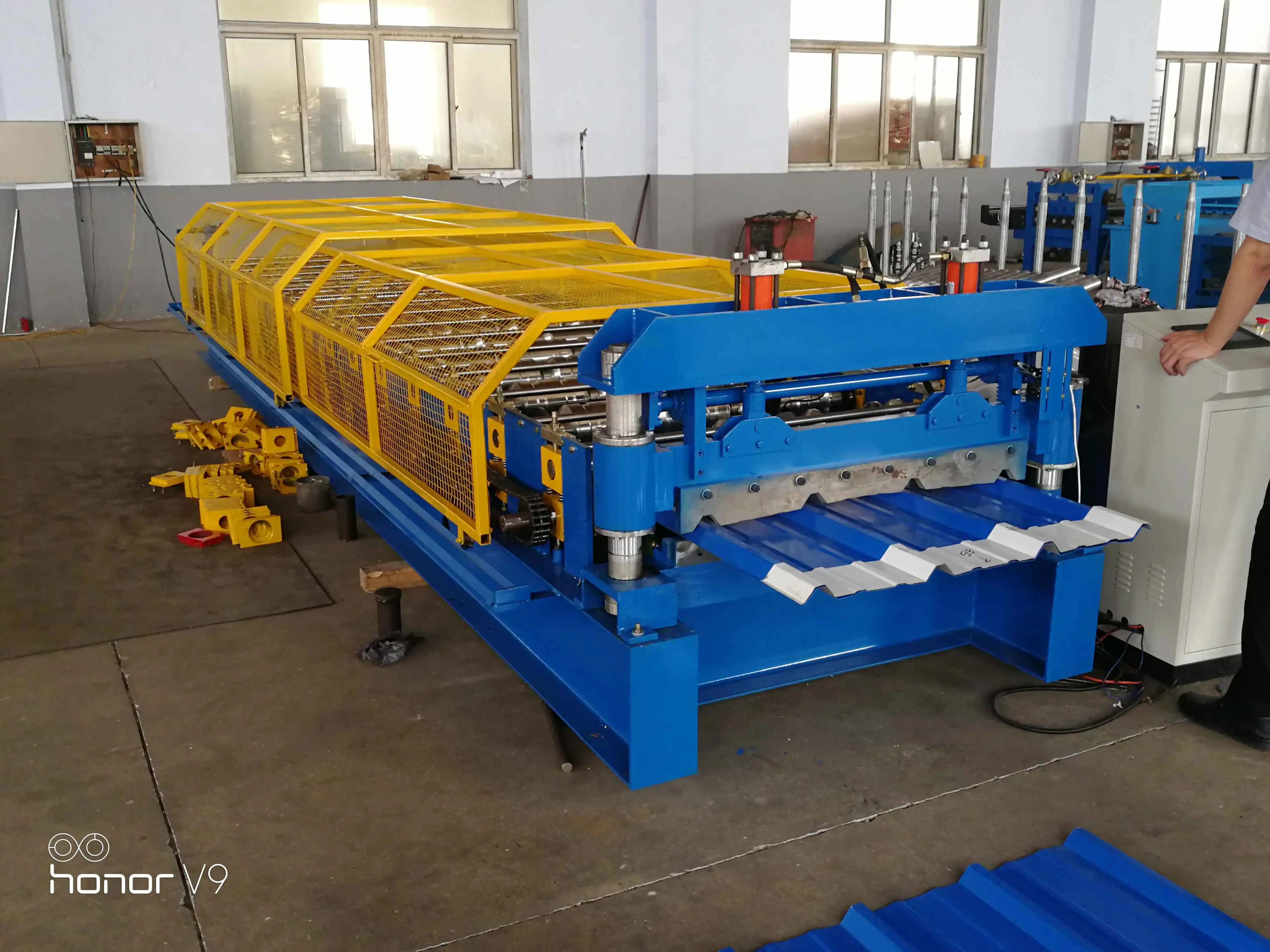 How a metal roof forming machine turns coil into panels
